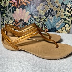 Crocs Gold Isabella T-Strap Jelly Sandals. Size 7 Summer shoes